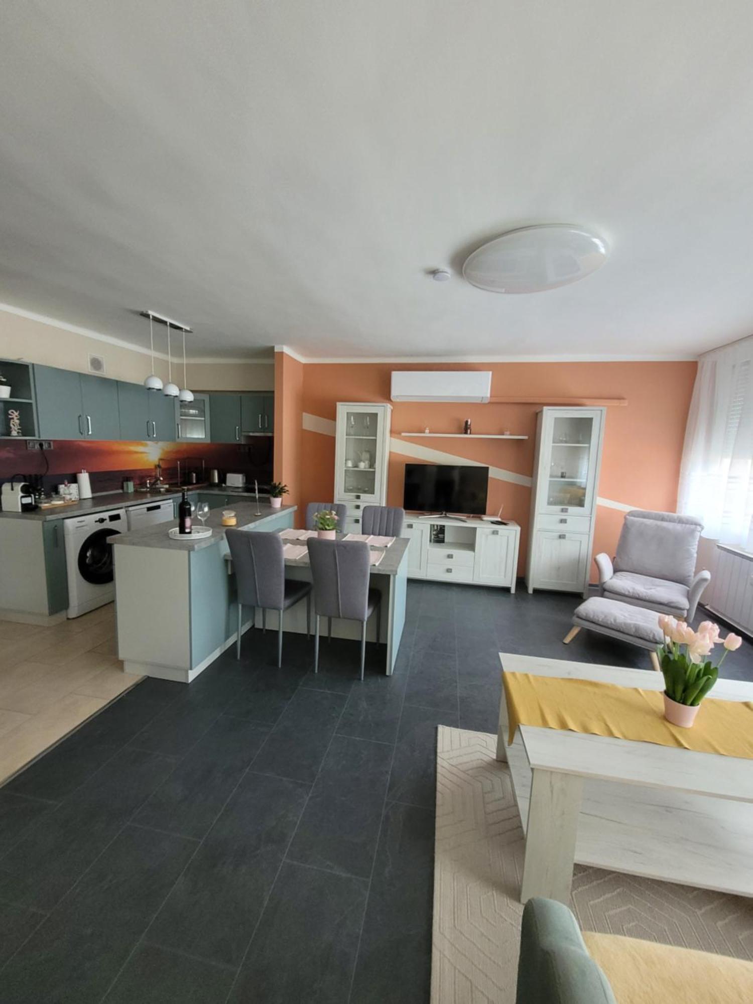 Апартаменты Krisztina Apartman Шальготарьян Экстерьер фото